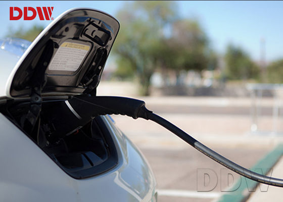 Pulgada al aire libre DDW-AD7001S de la señalización 70 de Digitaces de la pila de la carga ISO9001 para los liendres del coche 2500 de la energía